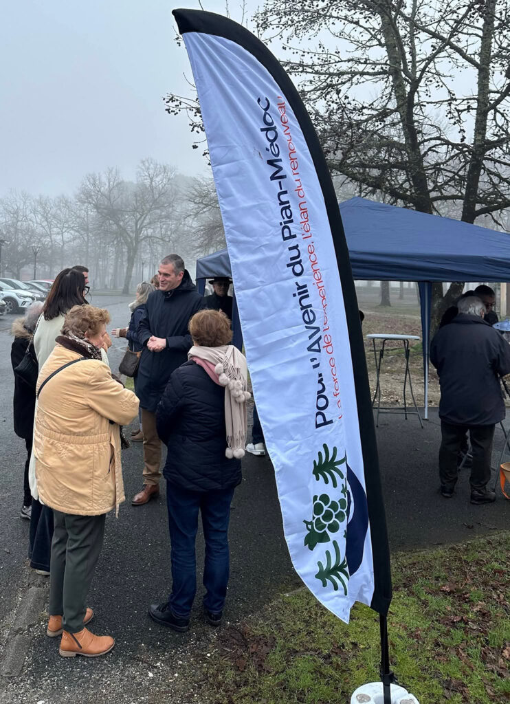Discussion entre habitants lors de la réunion de quartier