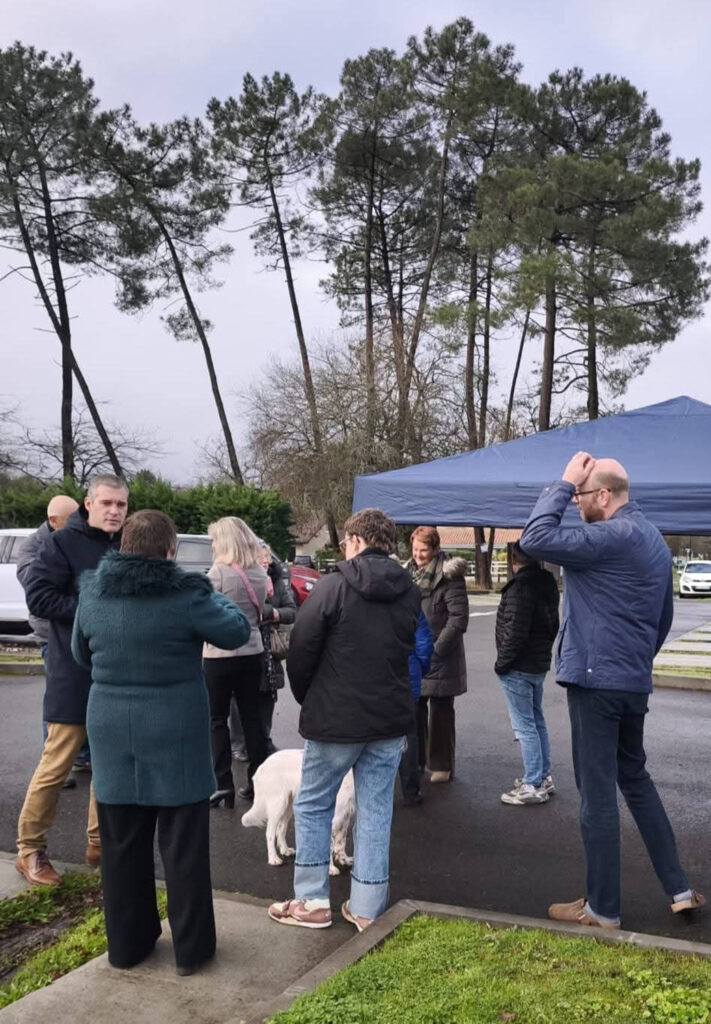 Discussion entre habitants lors de la réunion de quartier
