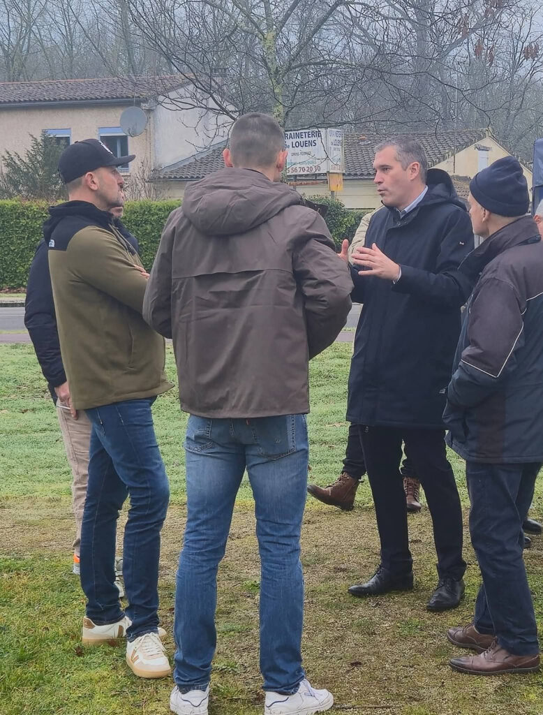 Discussion entre habitants lors de la réunion de quartier