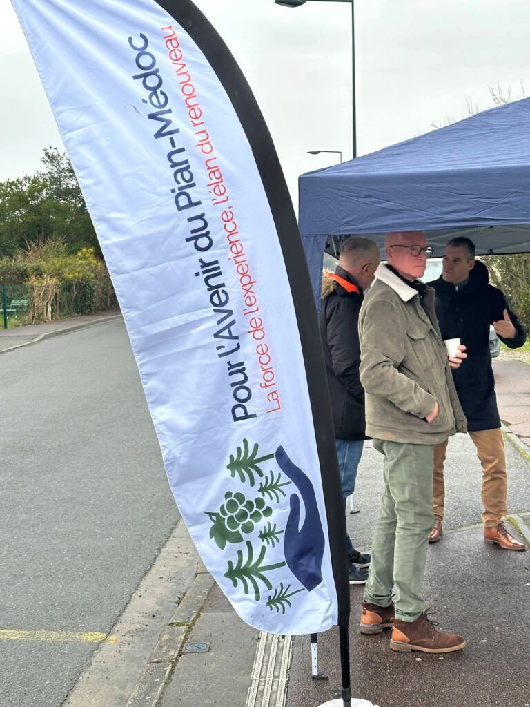 Discussion entre habitants lors de la réunion de quartier