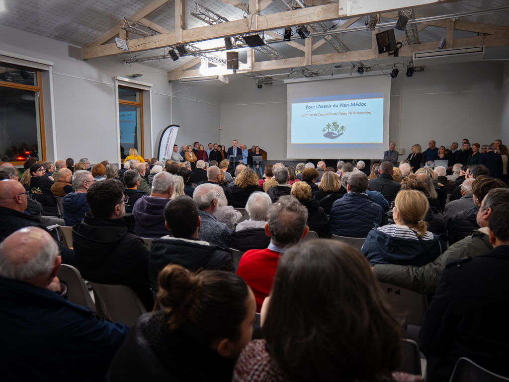 Vue depuis le publique de la réunion publique du 2 Janvier