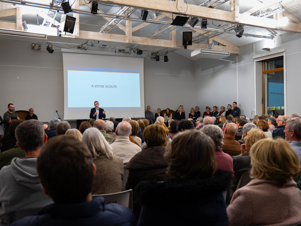 Vue depuis le publique de la réunion publique du 2 Janvier